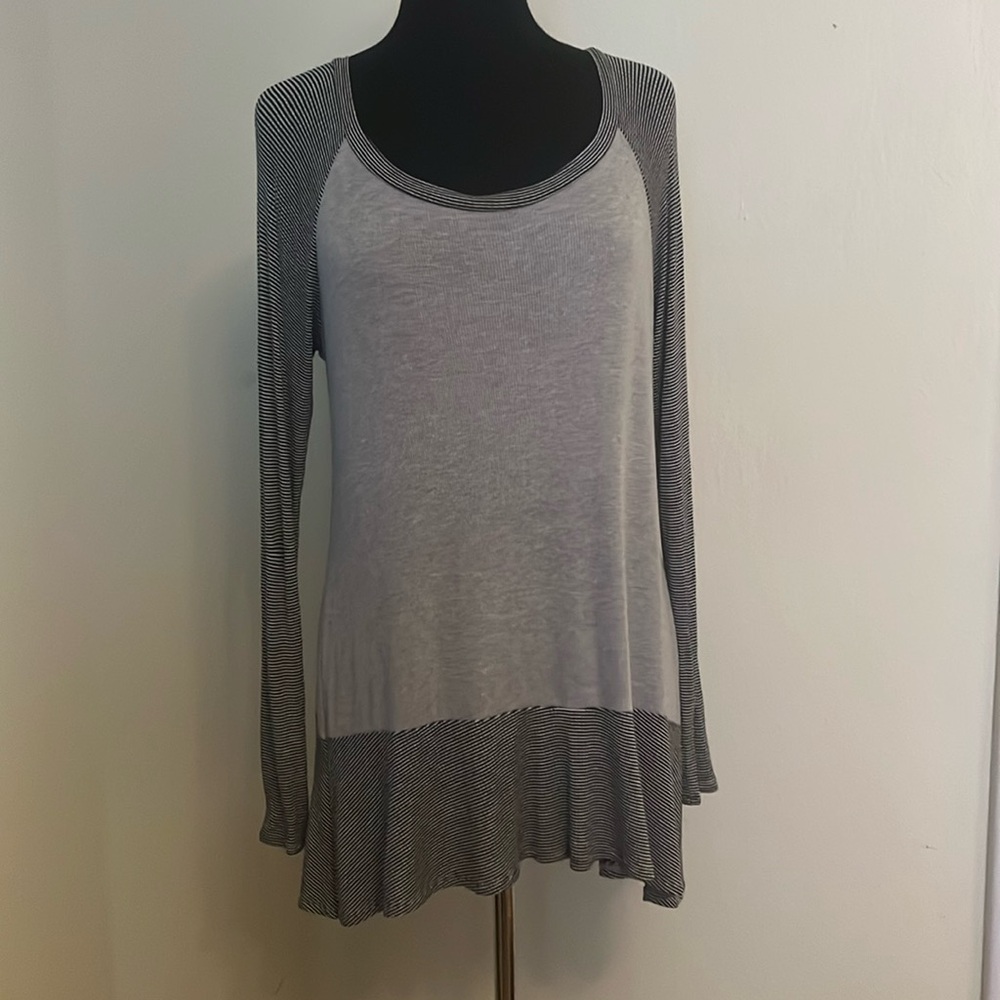 Chris & Carol long sleeve shirt, slightly ruffled hem, super soft, M, ribbed